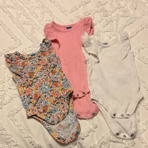 Old Navy bodysuit bundle. Floral, Pink, and White. Girls 6-12 month. Twin set.